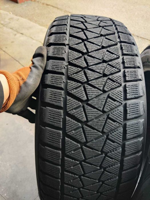 R19 235 55 шини зимові Bridgestone Blizzak DM-V2 японські липучки