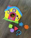 Edukacyjny domek dumel Discovery sorter kształtów kolory klocki 12m+