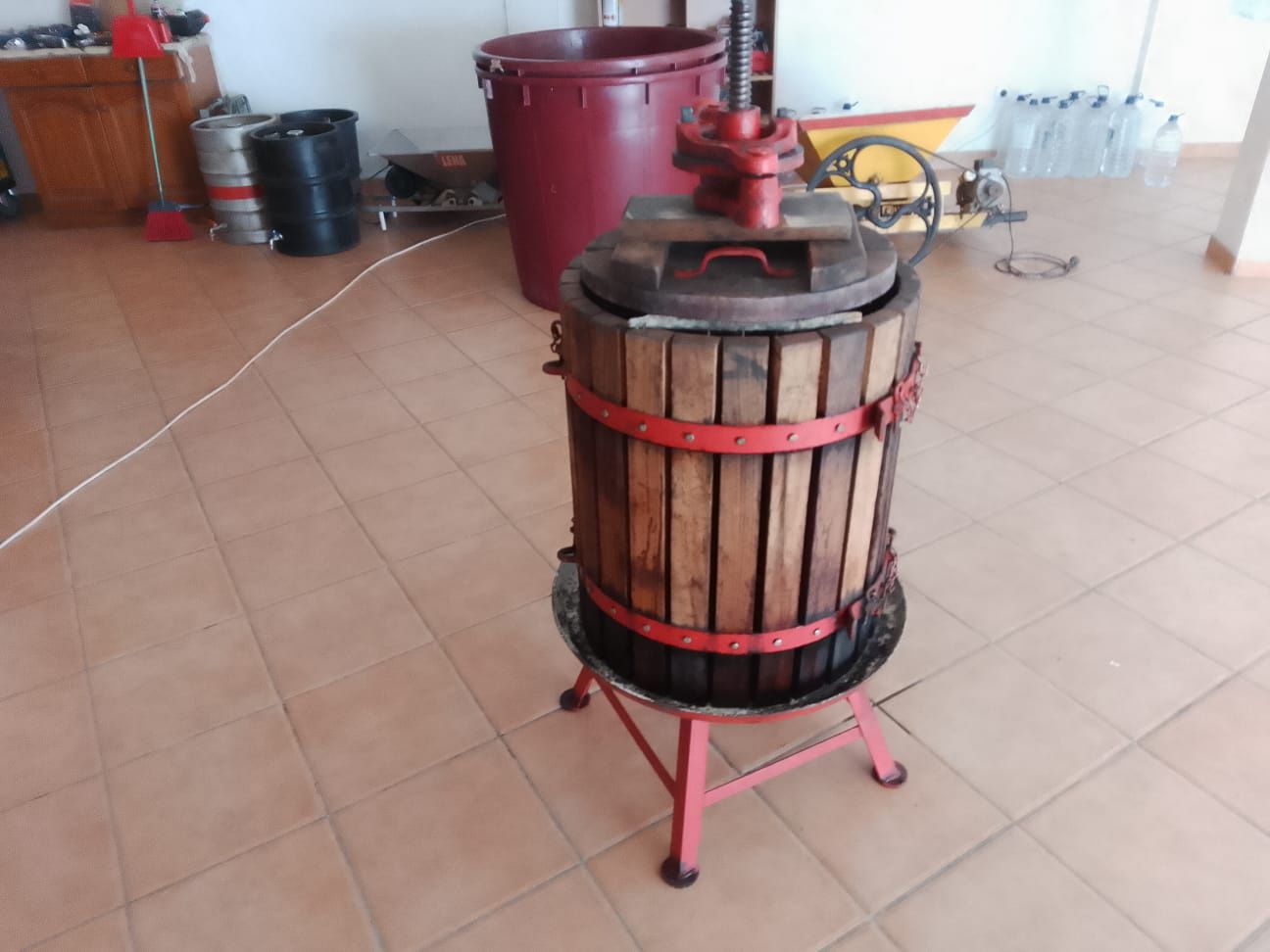 Prensa de vinho 300L