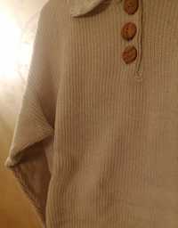 Sweter w kolorze lnu z zapięciem polo i drewnianymi guzikami rozmiar M