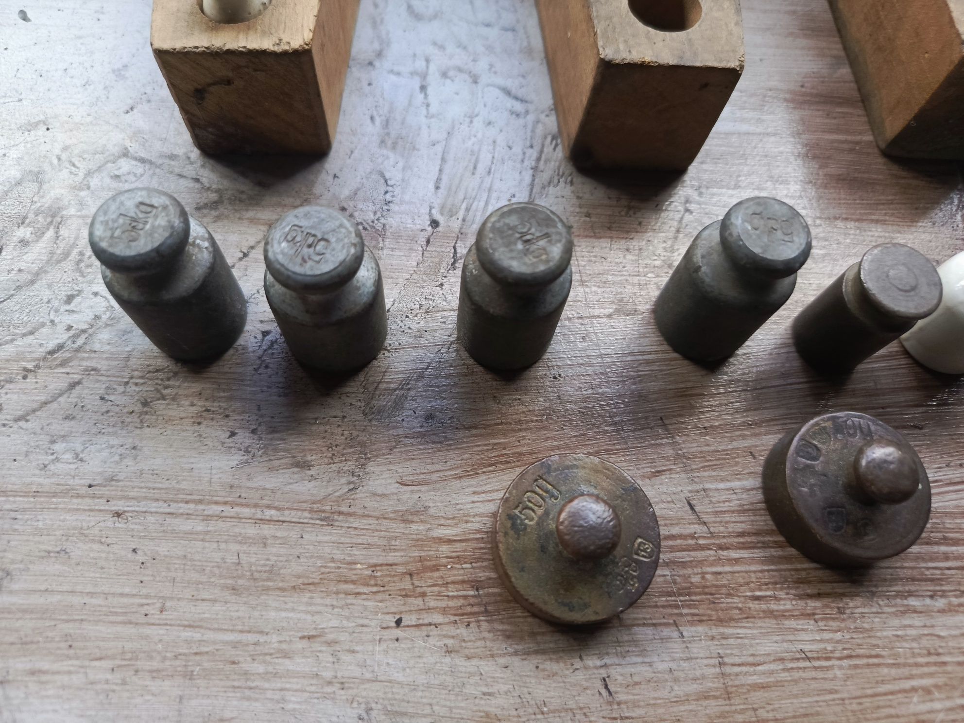 Odważniki ceramiczne PRL w drewnianych pudełkach zestaw