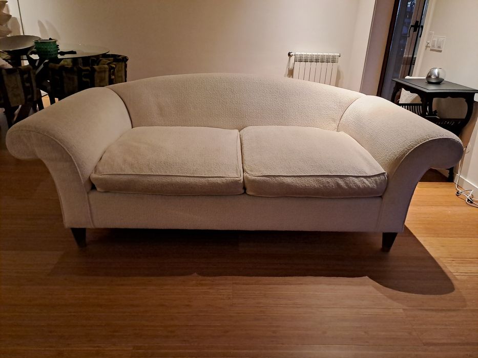 Sofá de três lugares