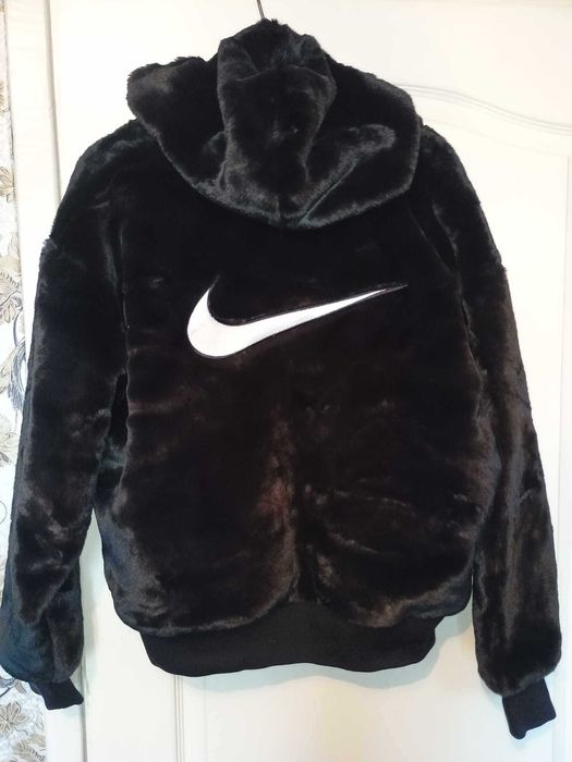 Куртка жiноча мехова чорна -  NIKE SPORTWEAR