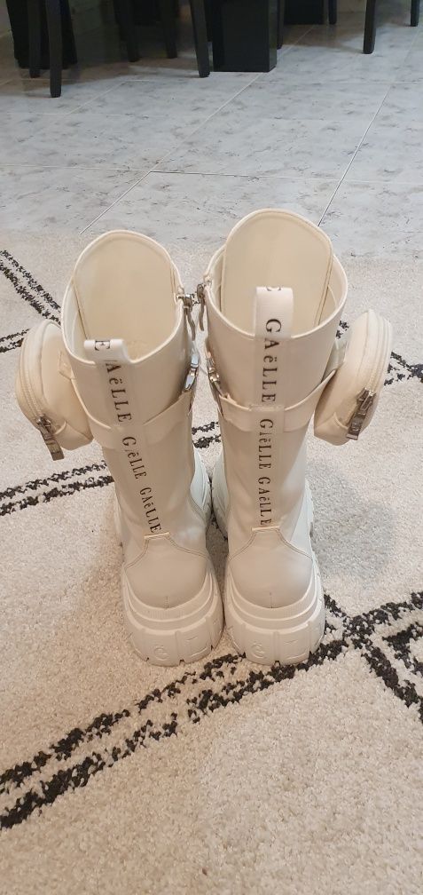 Botas militares brancas