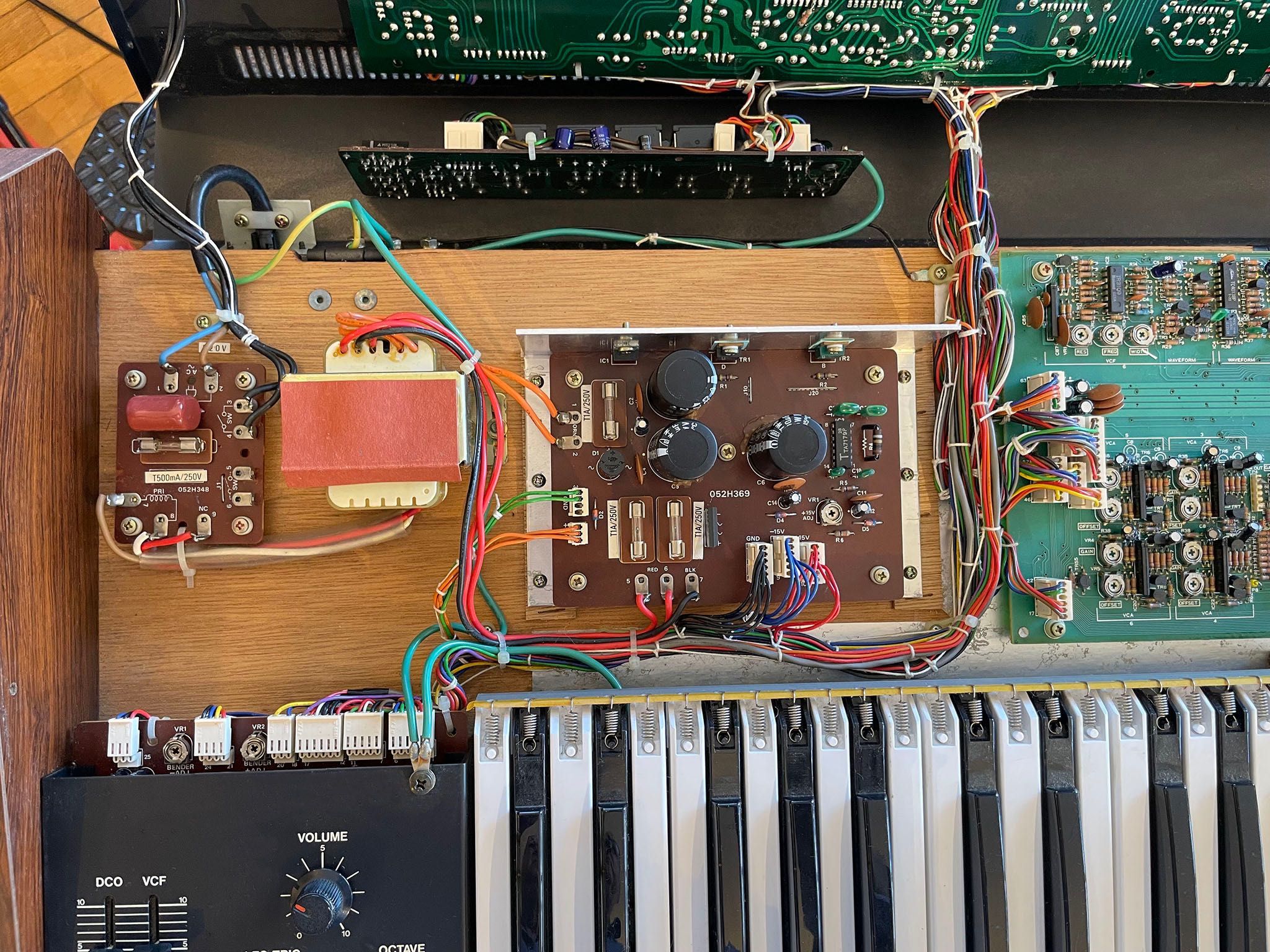 Roland JUNO 6, em estado de novo