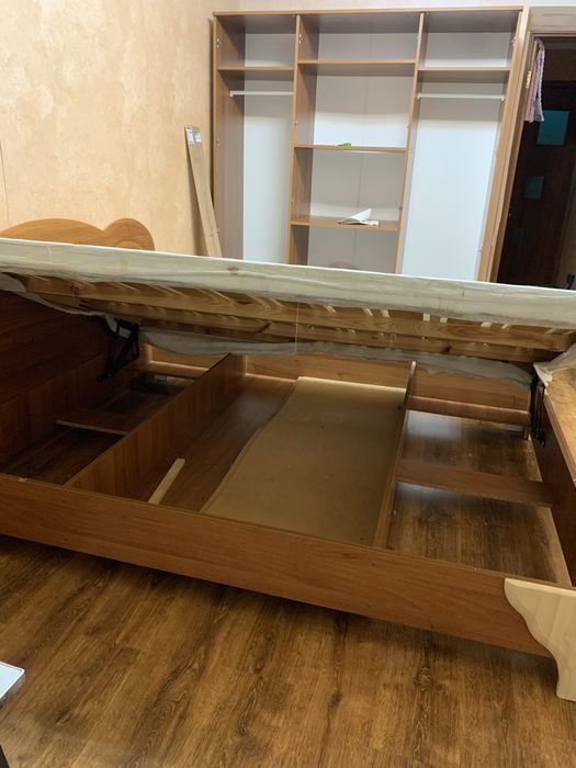 Ліжко від спальні