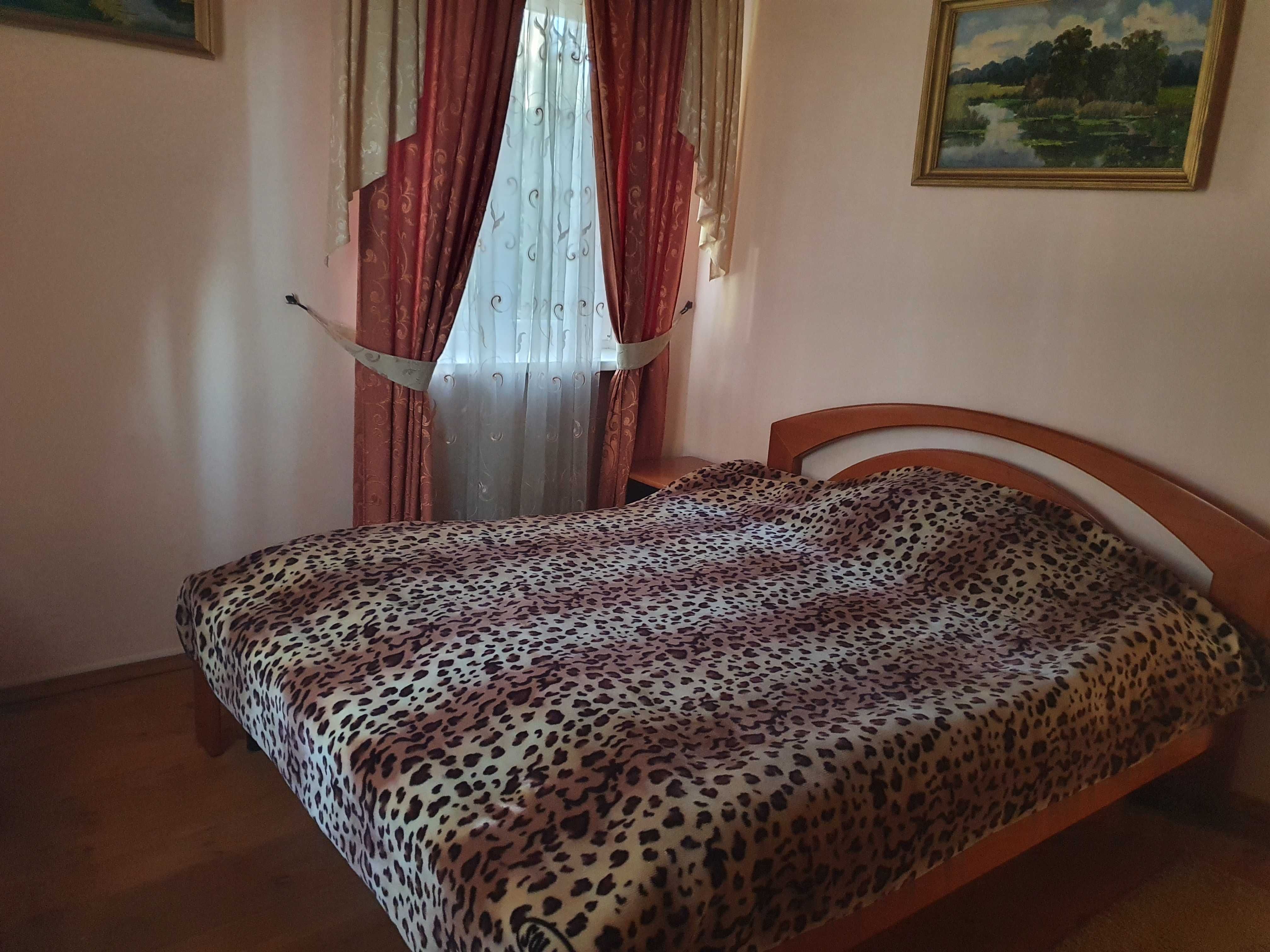 Подобова оренда сучасного будинку на березі Дніпра в сосновому лісі.