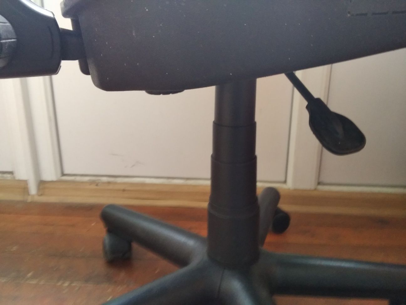 Офисный стул после полного ремонта с обтяжкой новым материалом