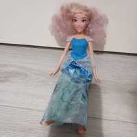 Lalka Barbie w niebieskiej sukience