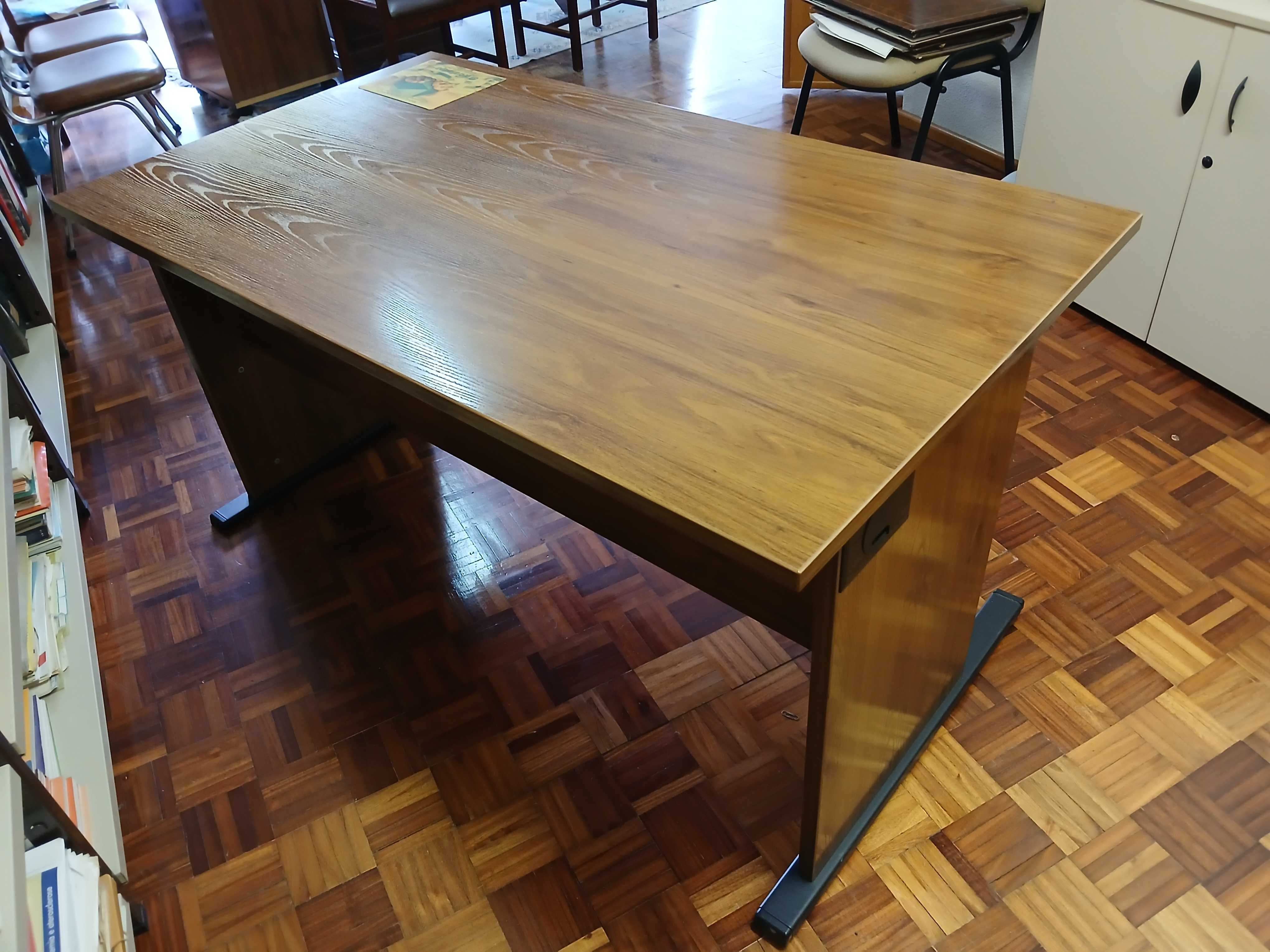 Secretaria de escritorio grande - Linhas simples - Solida