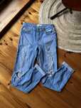 Niebieskie jeansy New Look z rozdarciem 152