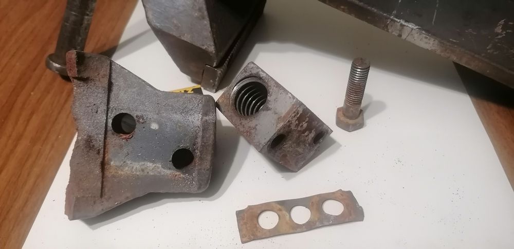 Запчасти для слюсарних лещат.