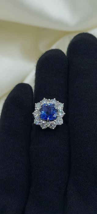 Złoty pierścionek z szafirem i diamentami.