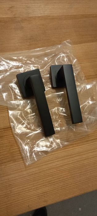 Nowe Kompletne Klamki WEGA firmy DRE z szyldami dzielonym 4 szt..