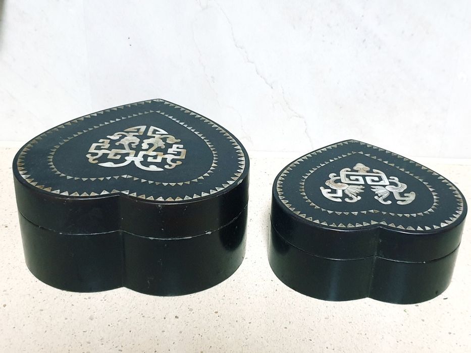 Conjunto de lindas antigas caixas corações asiaticos com madrepérola