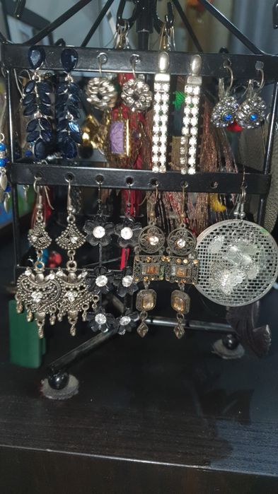 Vendo expositor em ferro com mais de 35 pares de brincos
