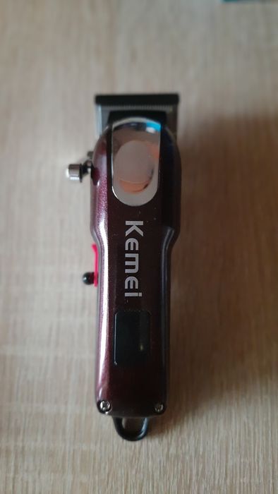 Професійна безпровідна машинка для стрижки волосся (трімер) .