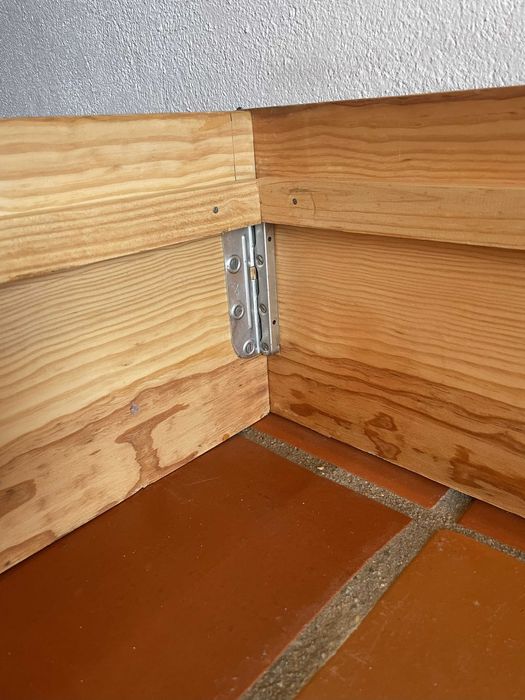Cama e Mesas de Cabeceira em Pinho Maciço