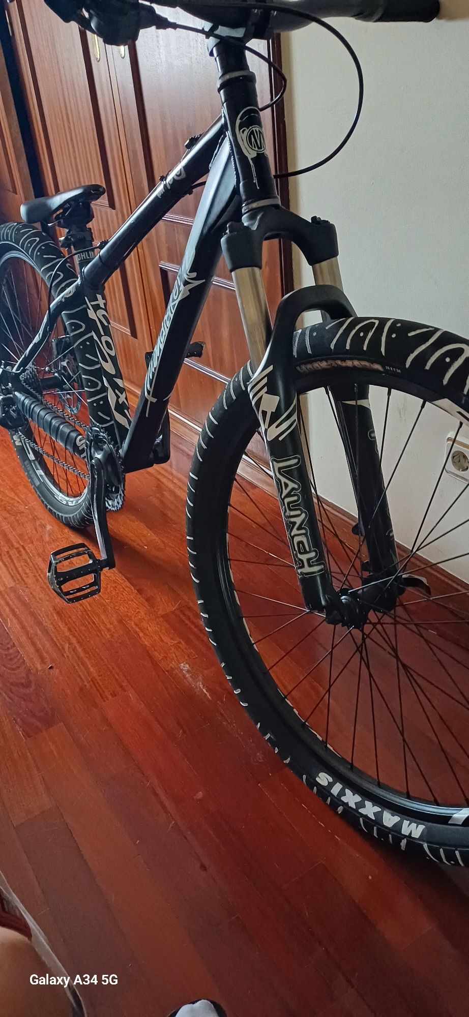 Bicicleta preparada para wheeling.