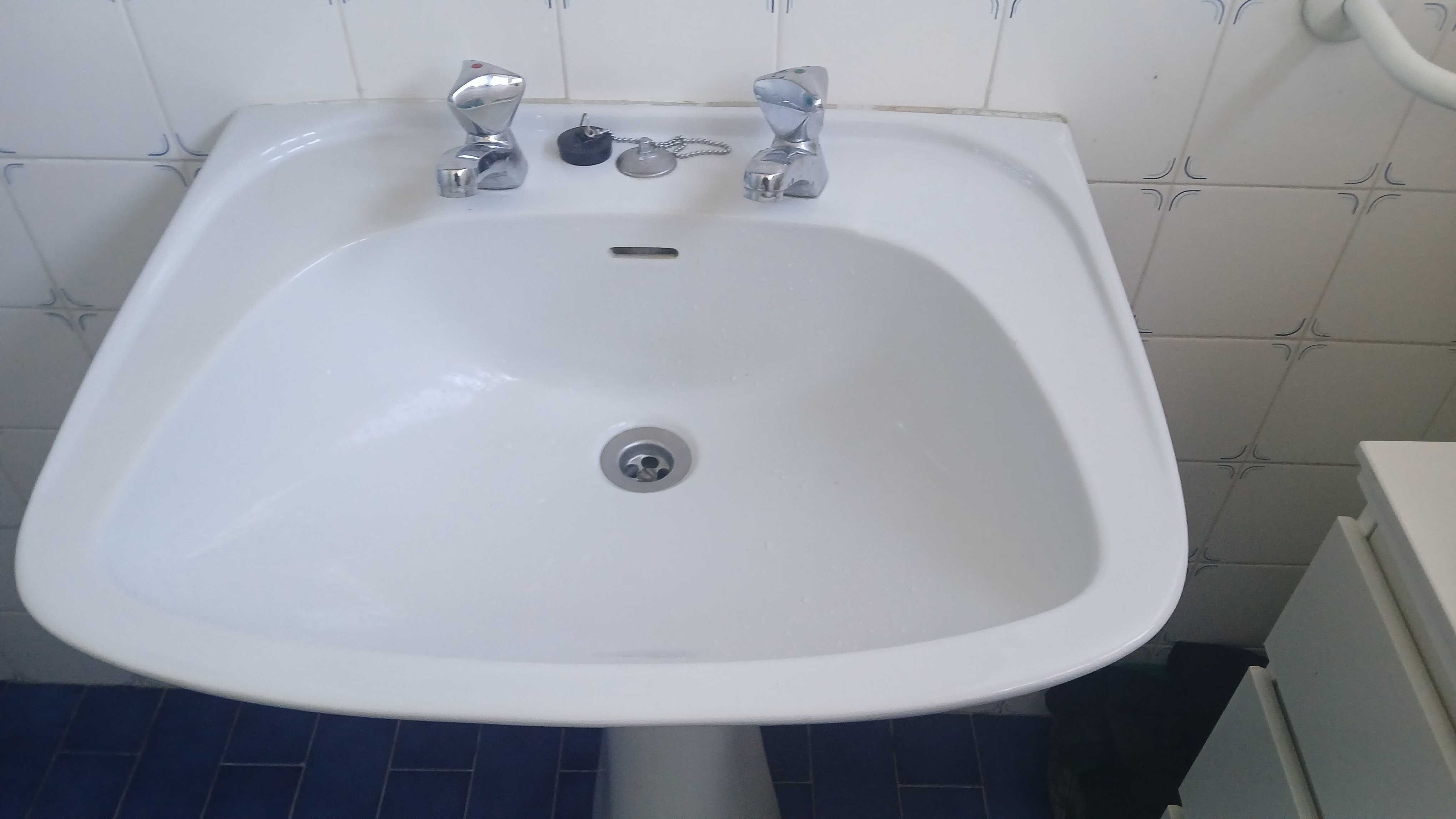 Lavatório Casa de banho com 2 torneiras