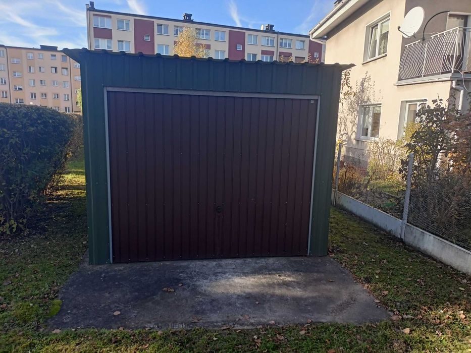 Garaż z blachy trapezowej 3x5 z drzwiami podnoszonymi do góry