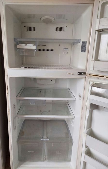 Продам холодильник LG модель GR-R562JVQA .