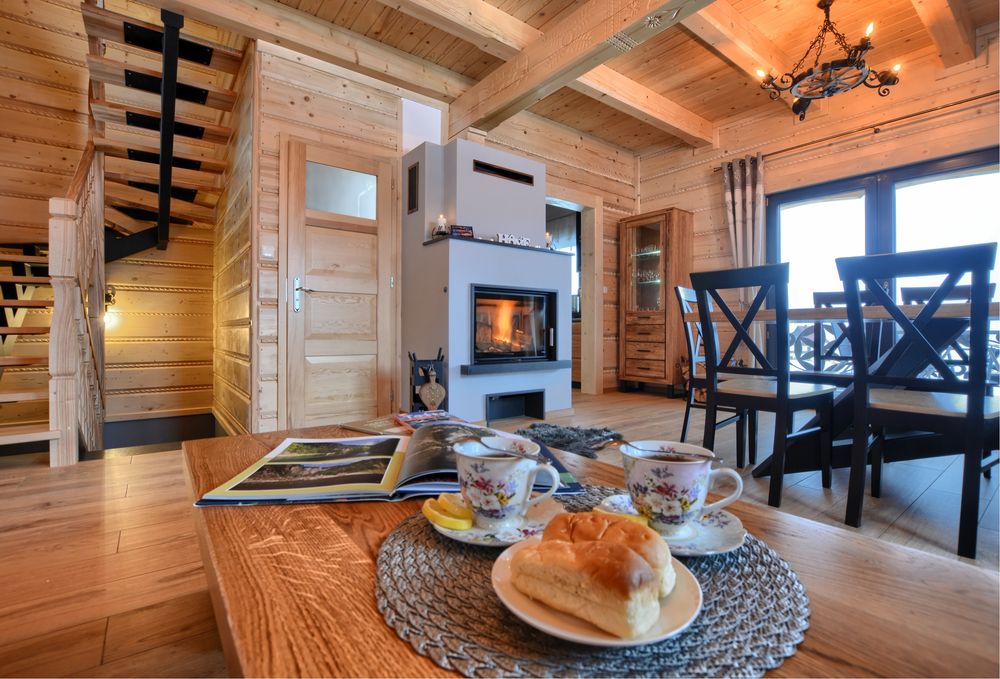 Drewniany domek w górach nad Jeziorem Czorsztyńskim