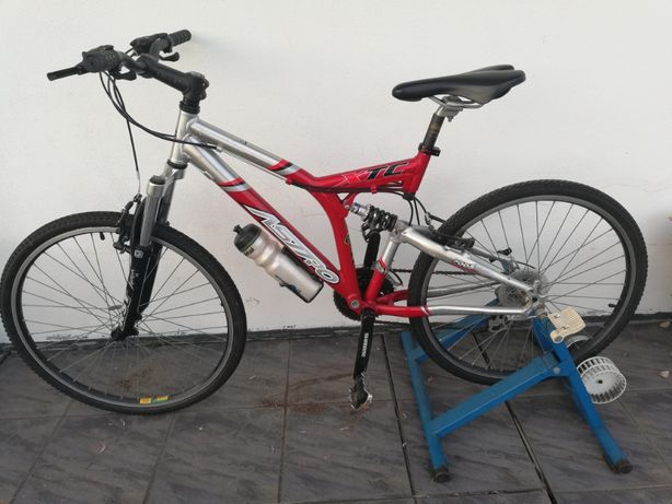 bicicleta de BTT e acessorios