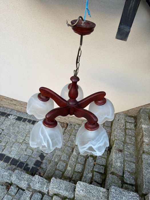 Żyrandol drewniany z kinkietami