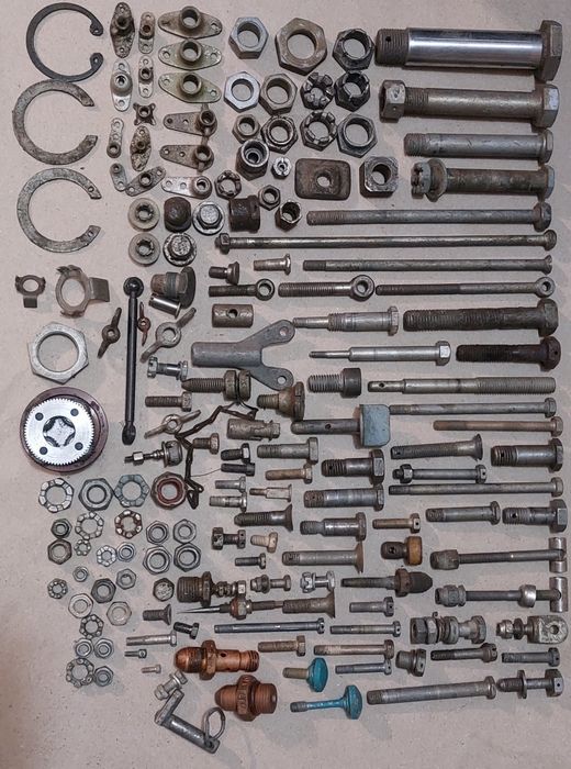 Крепеж (болтики, гаечки) авиационные.