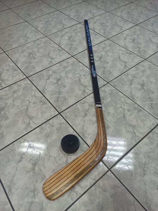 Kij hokejowy z krążkiem.