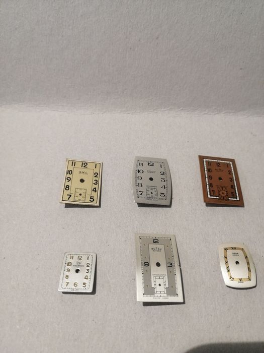 Vendo vários mostradores para relógios de senhora.