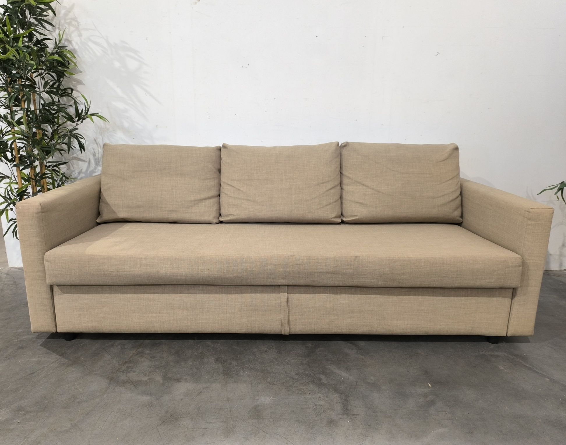Ładna beżowa sofa z funkcją spania dowóz