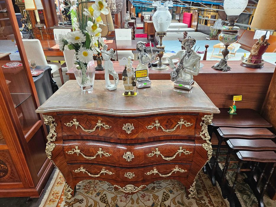 Imponente cómoda antiga estilo Luis XV - Restaurada