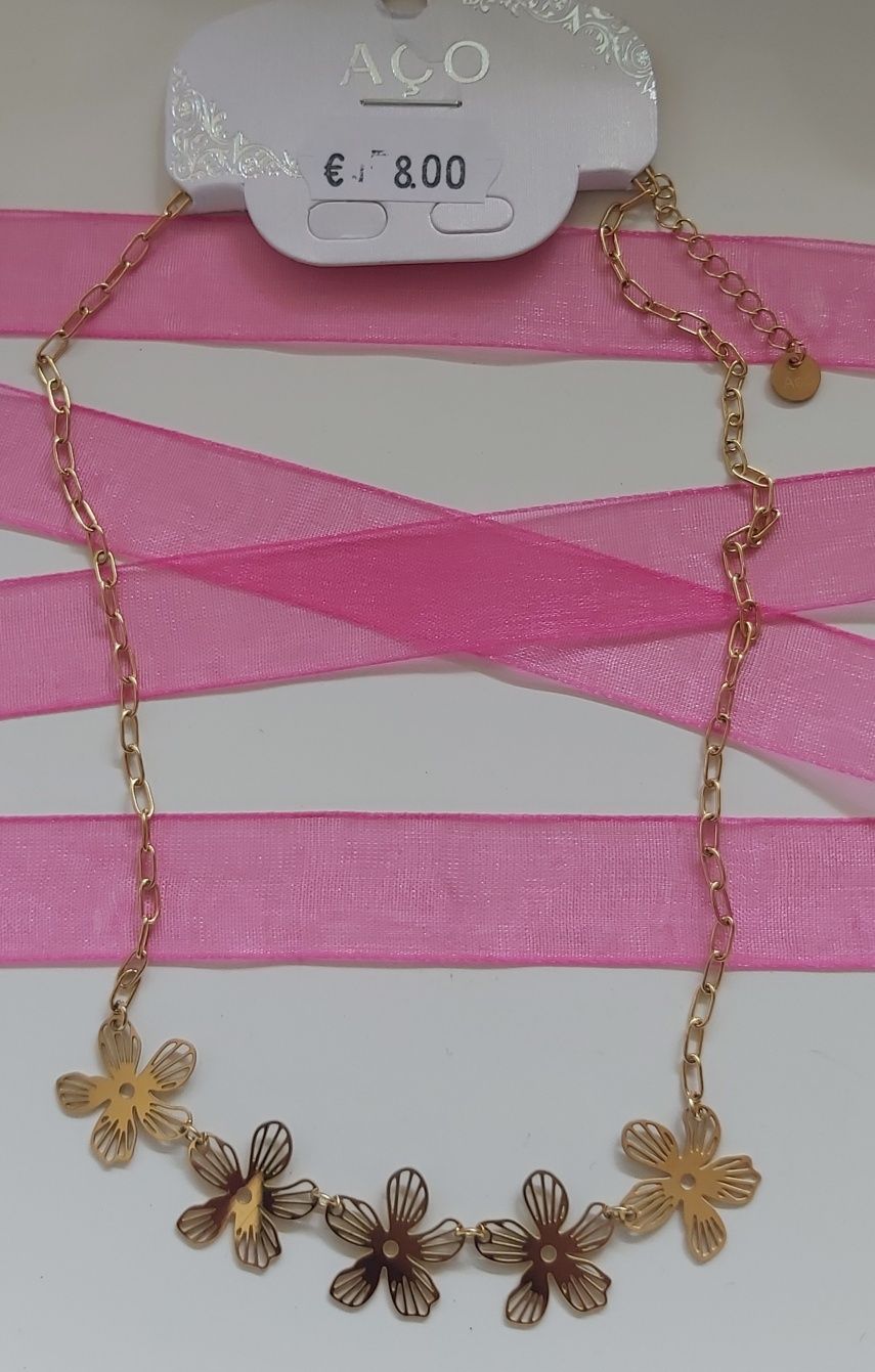 Colar dourado, em aço, com 5 flores. Tem extensor