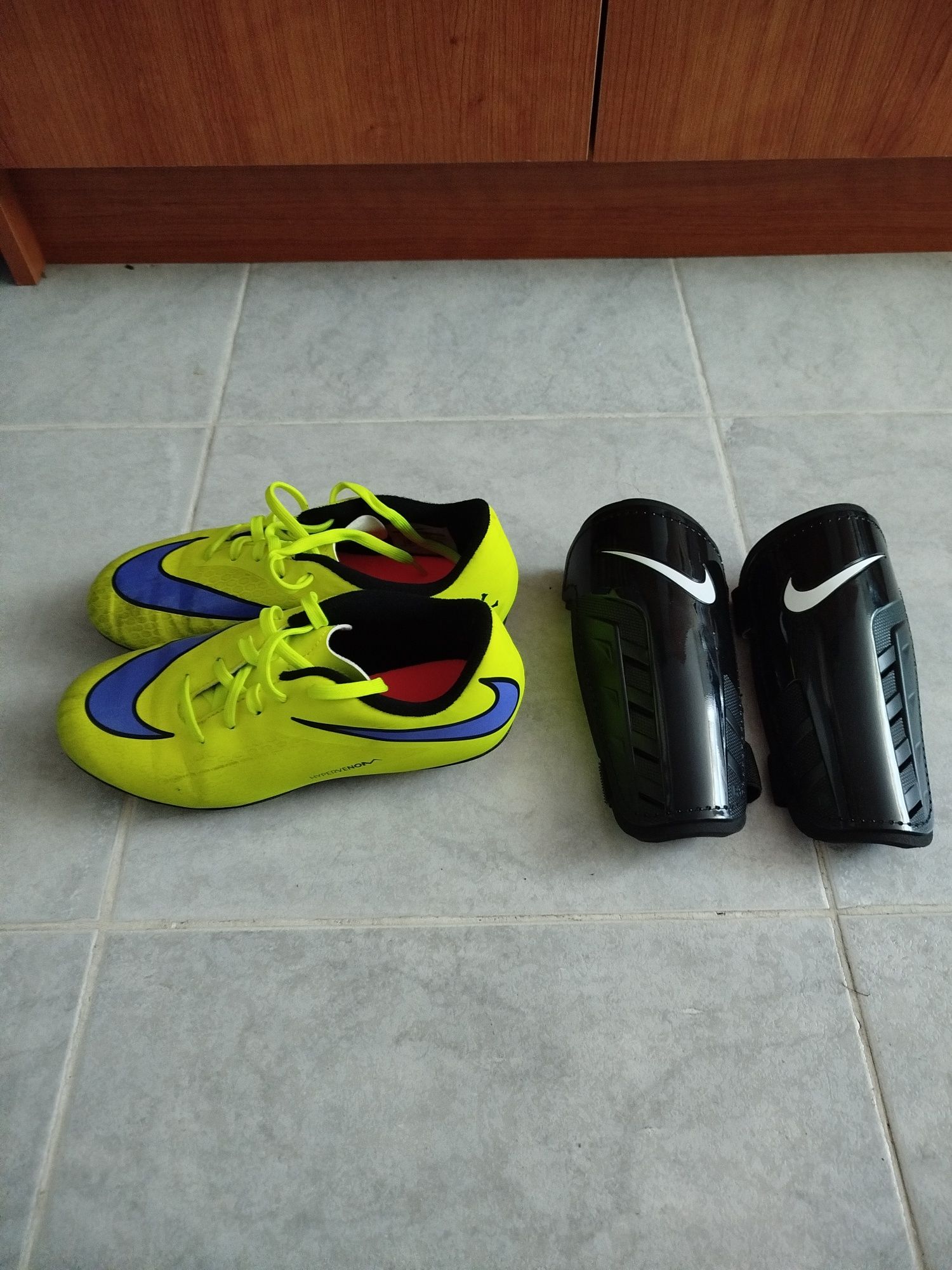 Chuteiras e caneleiras.  .