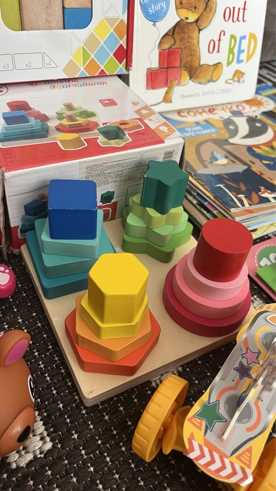 Дитячі іграшки лот кубики пірамідка телефон та журнали