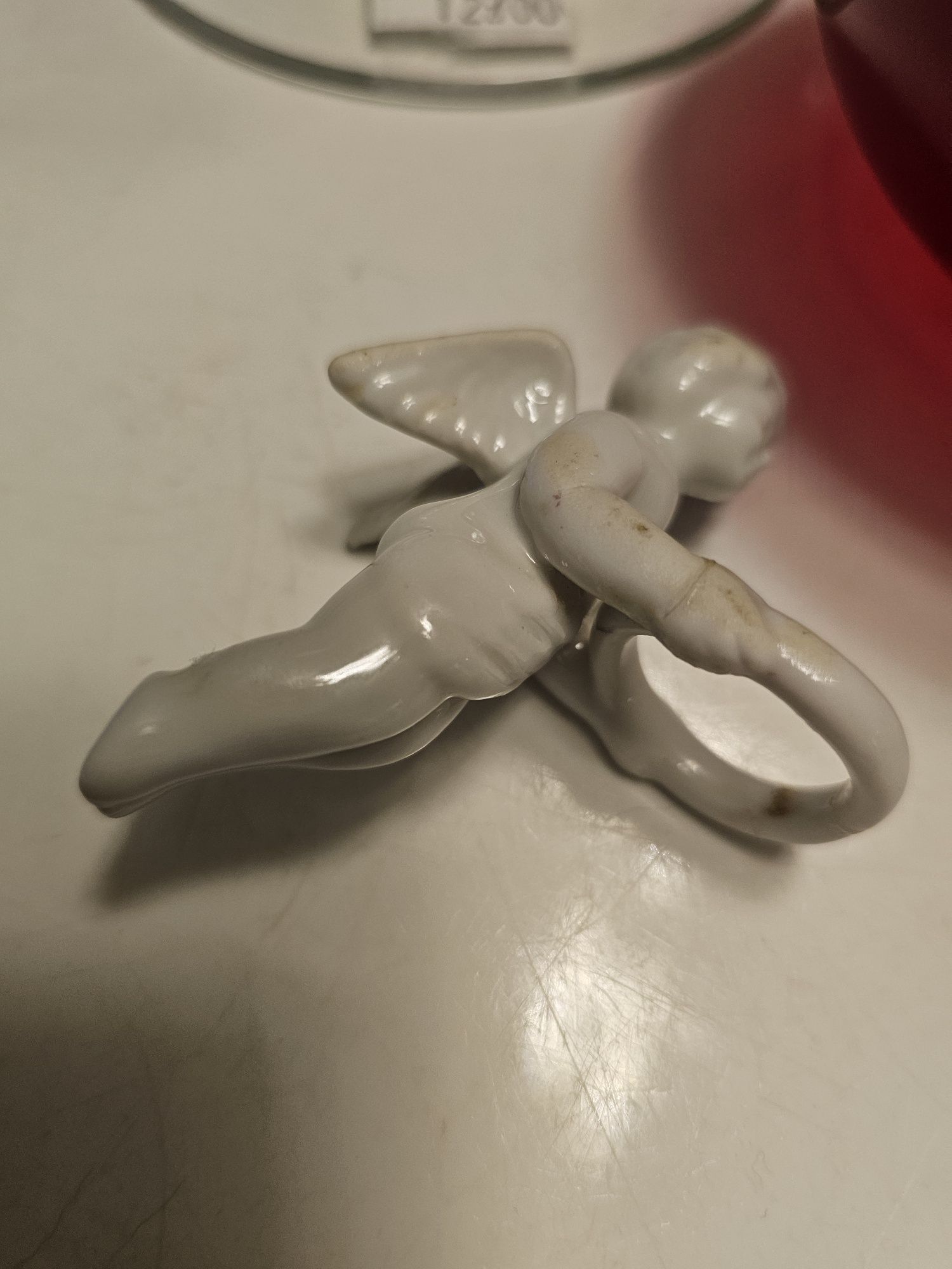 Aniołek porcelanowy .