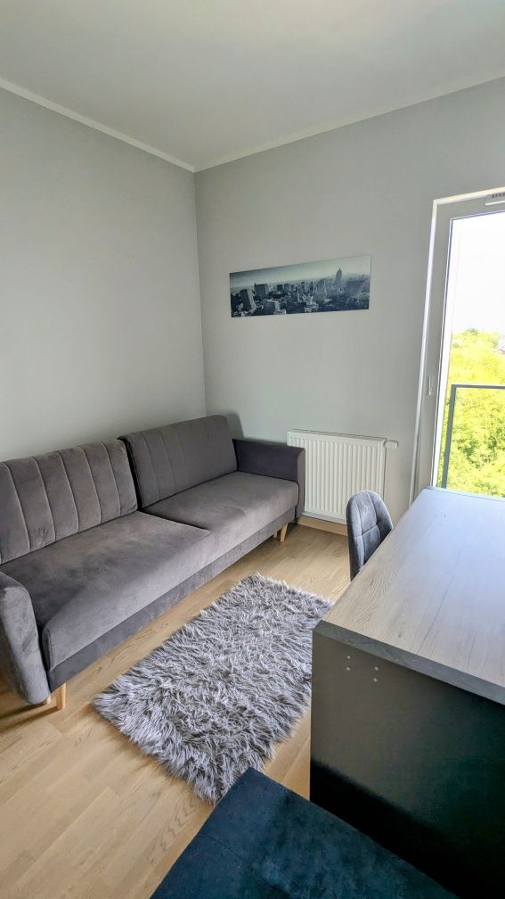 Widokowy pokój z balkonem, wysoki standard w nowym mieszkaniu, tramwaj