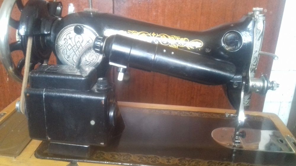 Швейная машинка Подольск с ножным электроприводом