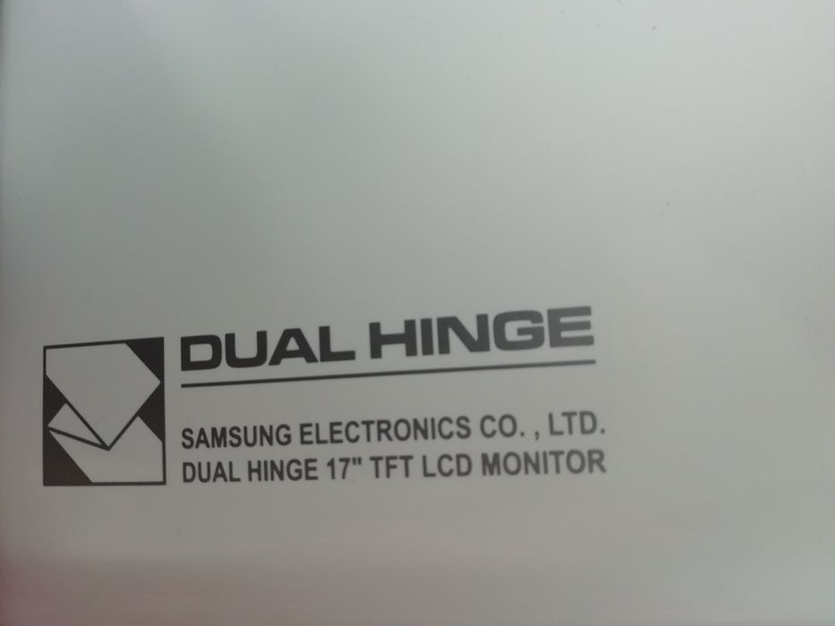 Monitor Samsung 17 cali. Sprytny - można powiesić