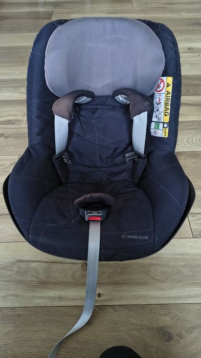 Fotelik samochodowy Maxi Cosi 9-18 kg z bazą.