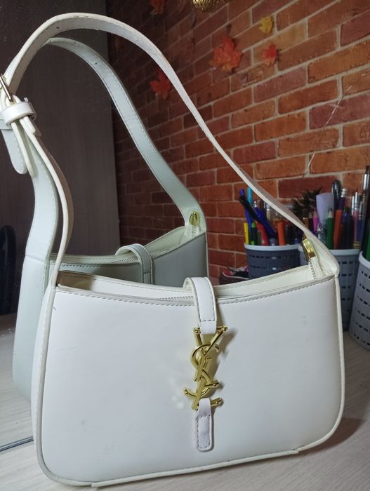 Сумочка клатч в стилі YSL біла є дефект