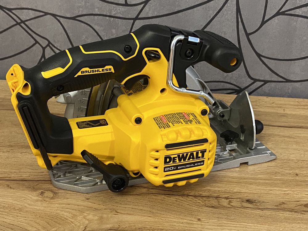 Аккумуляторная бесщеточная циркулярная пила DEWALT DCS565B 165mm 20V