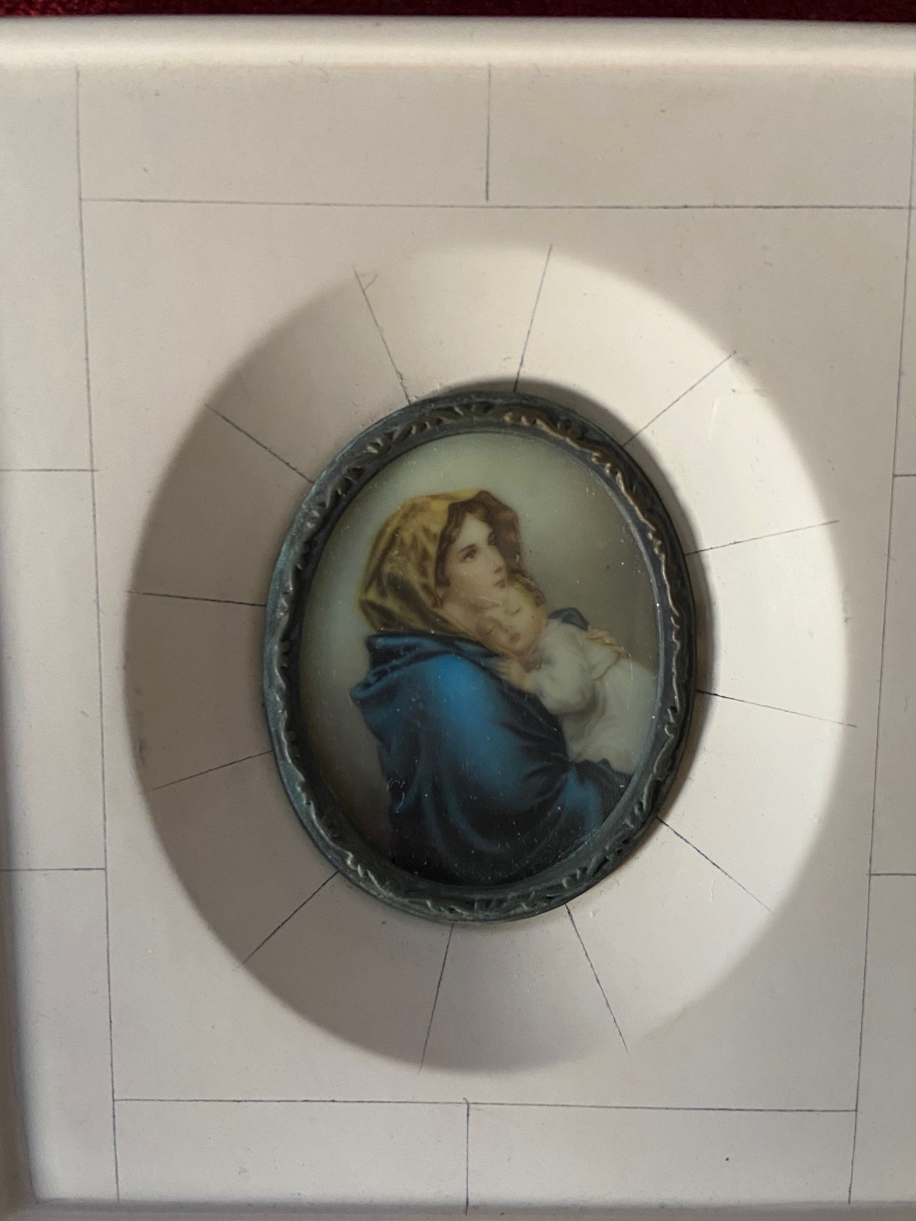 Moldura antiga com
Imagem de Nossa Senhora com o Menino