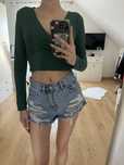 ciemno zielona obcisła krótka bluzka crop top