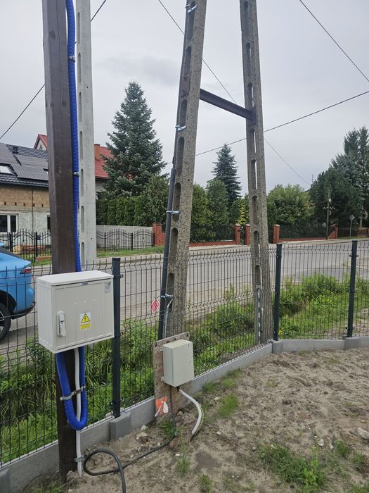 przyłącze prądowe na słupie
