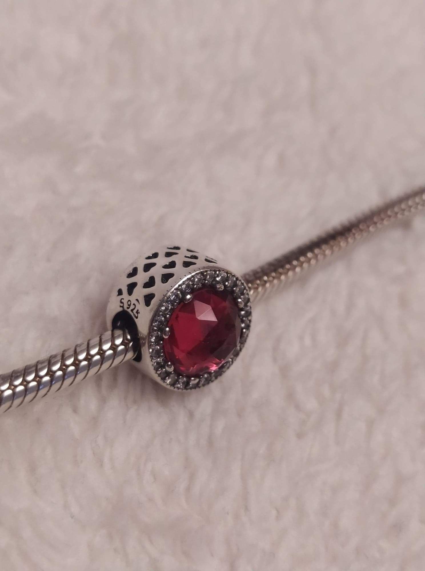 Koralik srebrny charms z czerwono różowe  oczkiem ala rubinowe. Czerwo
