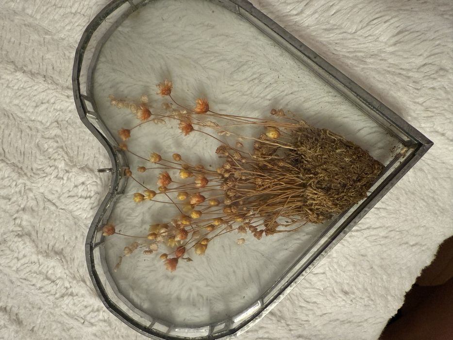 Zawieszka ramka w kształcie serca z suszonymi kwiatami