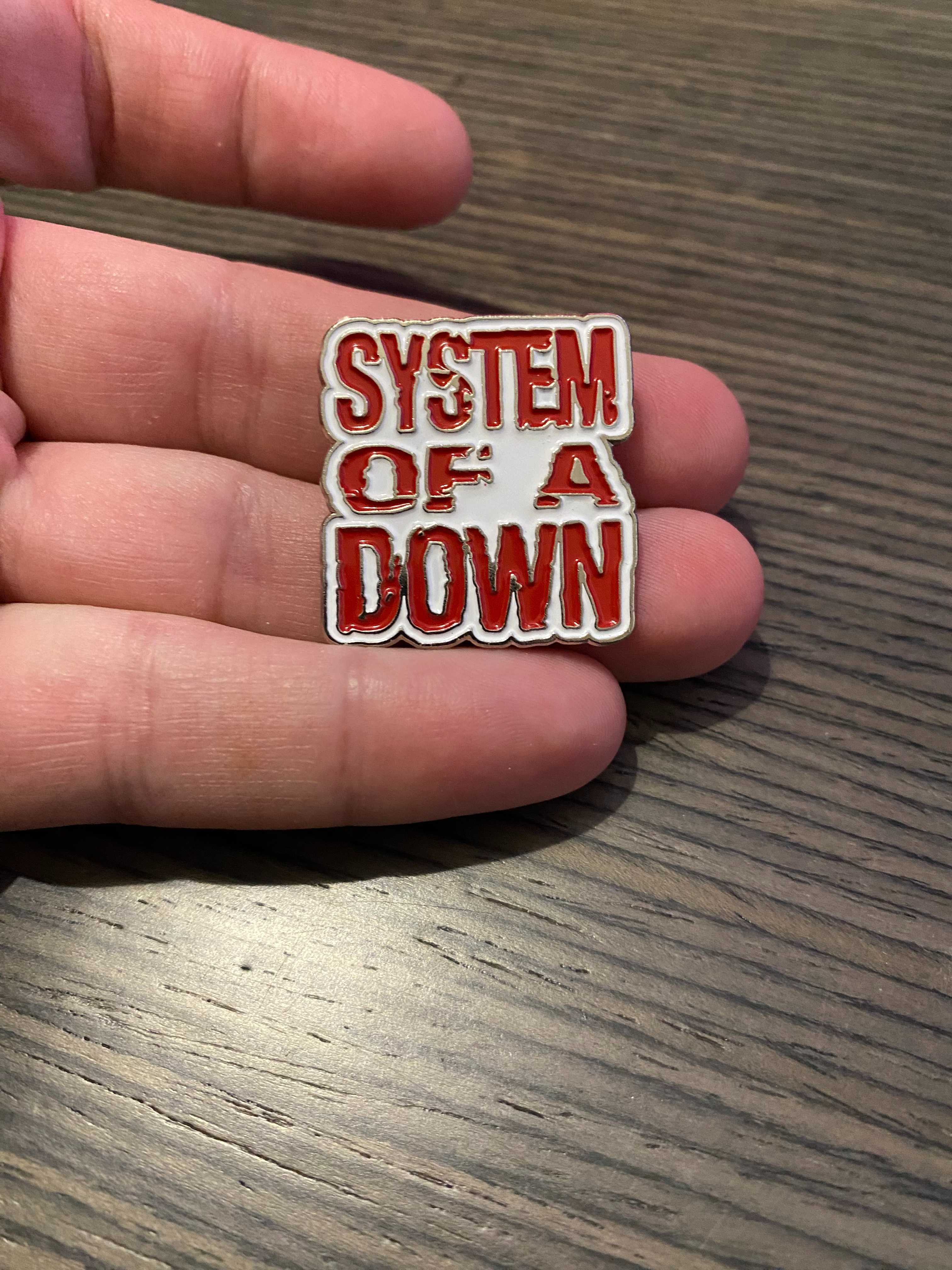 Pin Estilo "System of a Down" - Novo, Selado